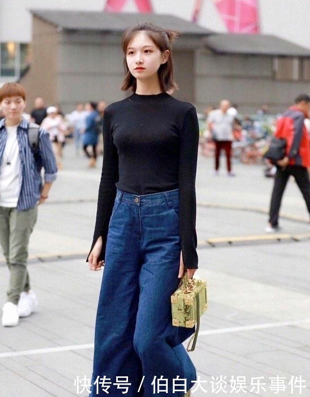 小姐姐|小姐姐超肥牛仔裤黑上衣装扮,走简约路线,优雅中透着小魅惑