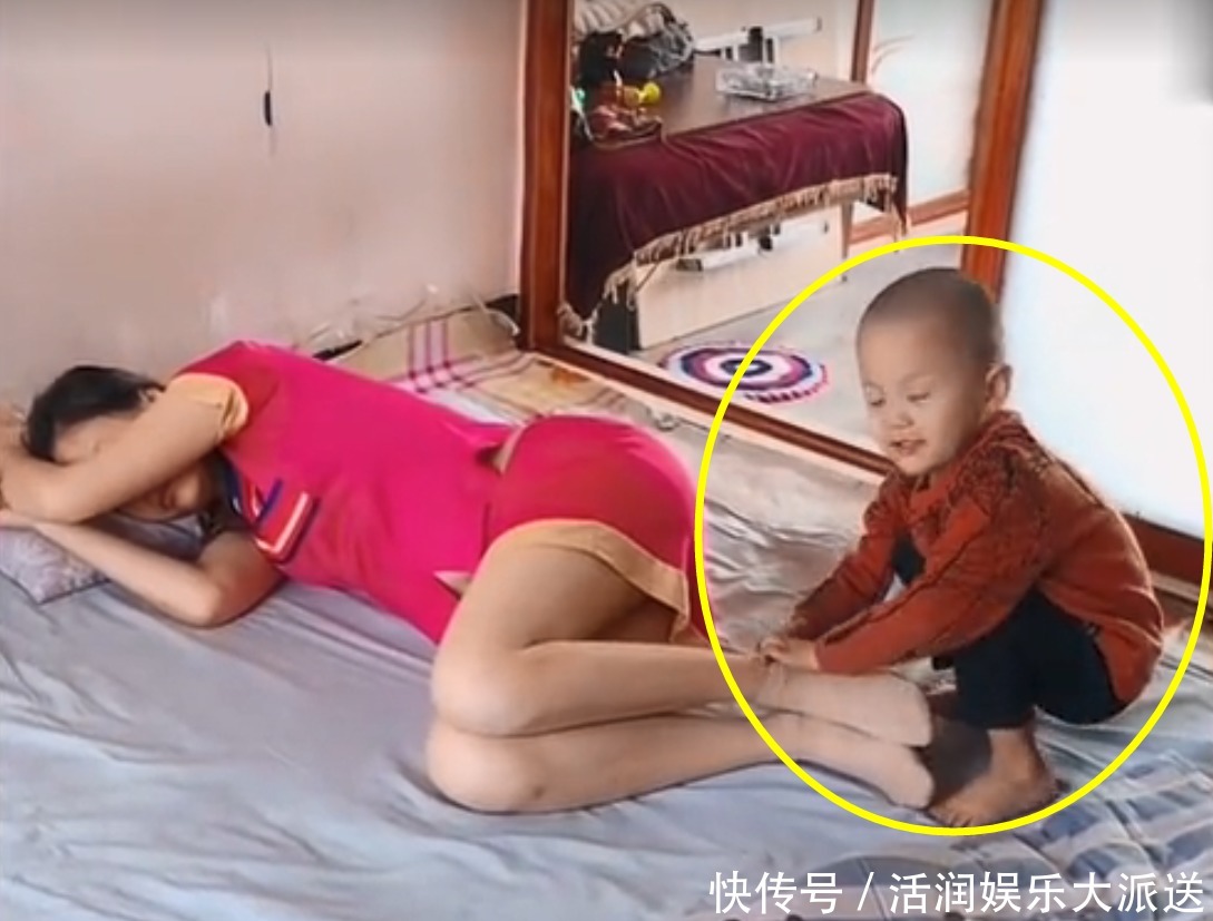 调皮|见妈妈还不起床,儿子这样欺负睡着的妈妈,网友亲儿