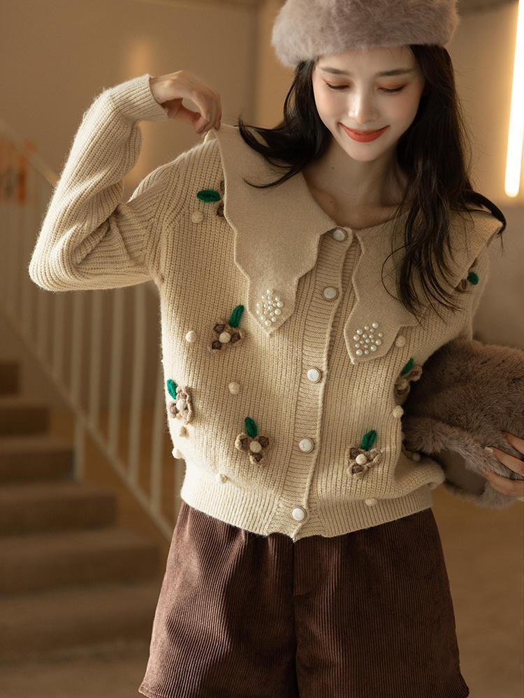 半身裙|天气回暖该怎么穿出氛围感?米色卫衣+黑色半身裙,清纯又不失个性