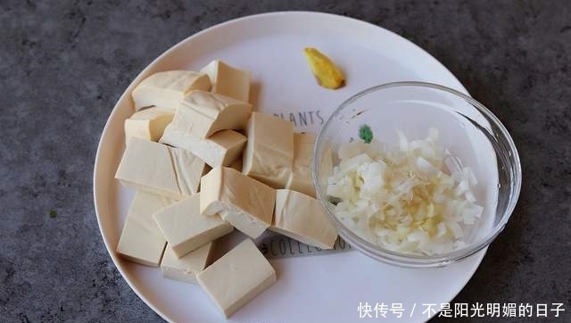 豆腐炸一炸,再和大葱拌一拌,没想到这么好吃,上桌惊艳了全家人