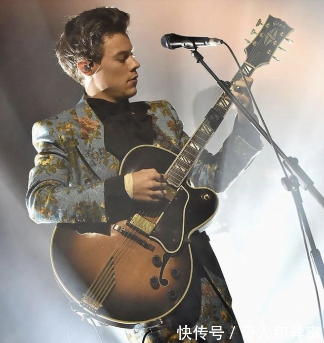 开叉裙 男爱豆的时尚越来越难懂,涂口红踩高跟还不够,连开叉裙都穿上了!