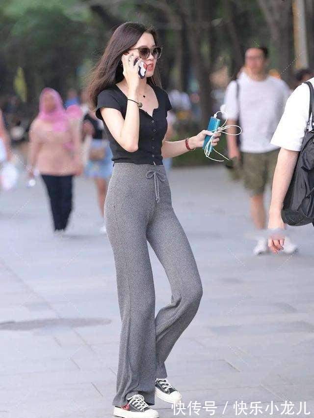 上半身 灰色一字肩上衣搭配黑色百搭打底裤,看起来高级,清新又脱俗