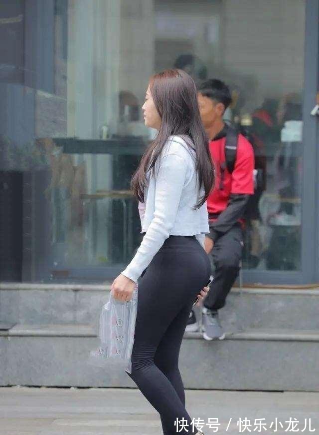 小姐姐 亮色上衣搭配打底裤,弱化局部细节,时尚且实用