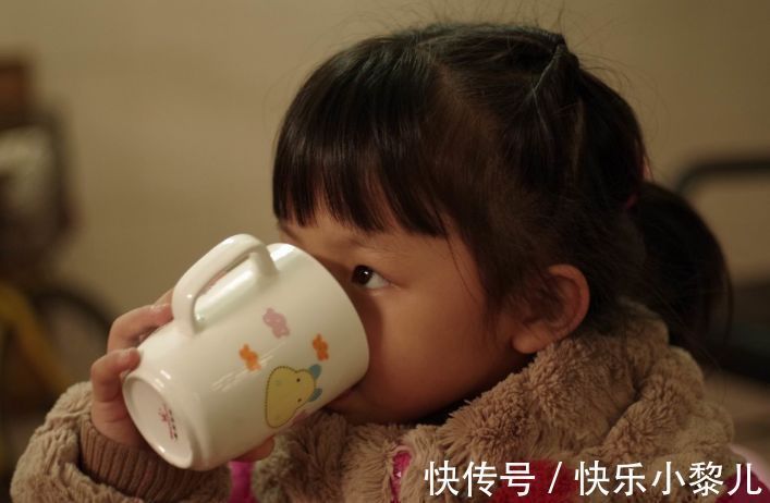 多喝水|?多喝水对身体好!但这4个时间段不要给孩子喝水,对身体有伤害