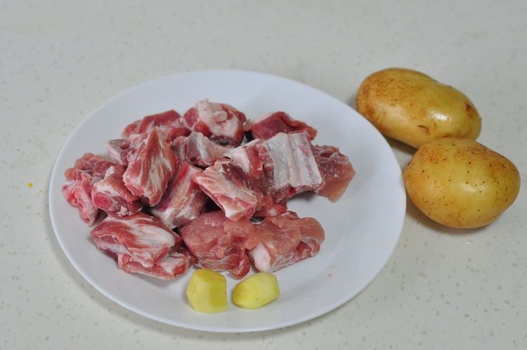 土豆跟排骨一起烧，色香味俱全，越吃越香