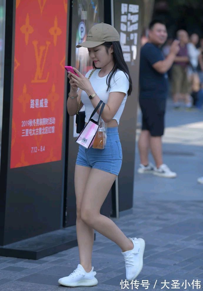 好身材|美女街拍:白色小圆领T恤,搭配浅蓝色牛仔短裤,微胖小姐姐也能穿出好身材