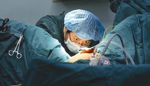 宝妈|产妇顺产时不小心“用力过猛”，出现尴尬场面，医生的反应很暖心