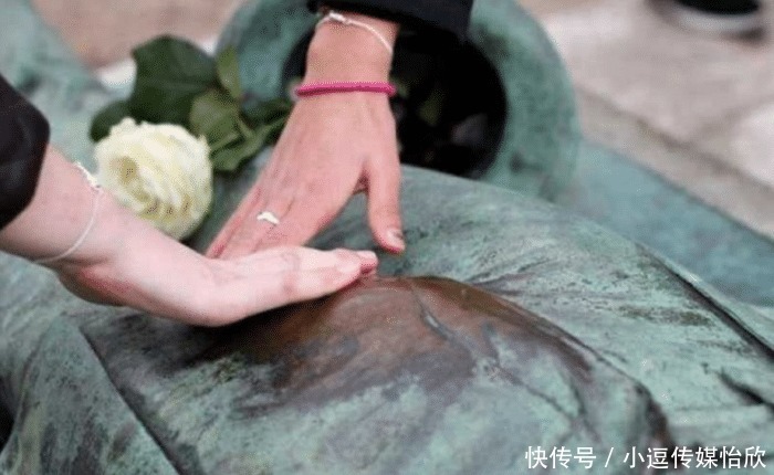 备受|法国巴黎一座雕像,主人生前不是什么伟人,雕像却备受女性崇拜