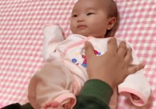 脊柱|怀里的宝宝不老实?专家有话说:正确的抱娃姿势要“他好我也好”