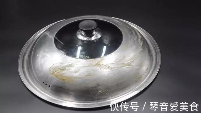 用完的牙膏管别扔掉,放在厨房一年能省不少钱,邻居见了纷纷学