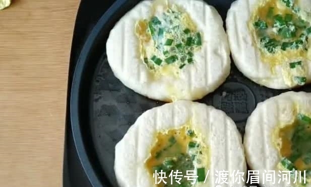 鸡蛋|4个鸡蛋，1碗面粉，不揉面，不擀面，简单做出超好吃的鸡蛋饼
