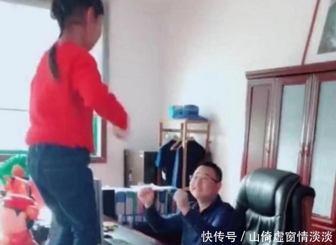 办公桌|总裁奶爸带女儿去上班，女儿在办公桌上跳舞，奶爸却这样做！