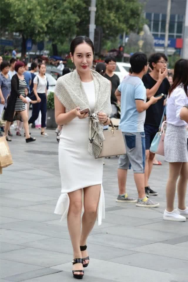 清新减龄的裙子搭配，简约而不失唯美，让你轻松穿出潮女范