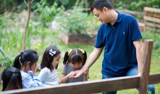 孩子|收到“最残忍生日蛋糕”,孩子当场崩溃,孩子的无声压力谁能懂?