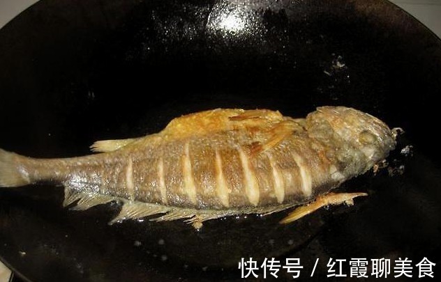 钓鱼|无论煎鱼或煎豆腐,直接用油煎就错了!多做1步,不粘锅不破皮