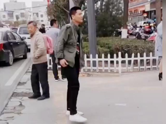 放学|爸爸穿工服接女儿放学,怕给孩子丢脸不敢上前,女儿的举动太暖了