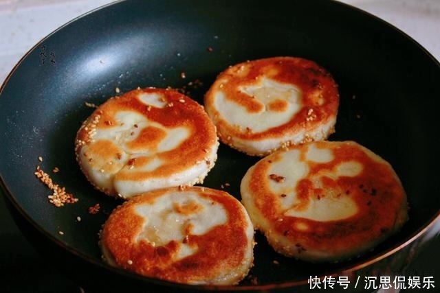 烧饼|酥到掉渣的烧饼,平底锅就能做,每次一斤面,咸香酥脆,出锅必光