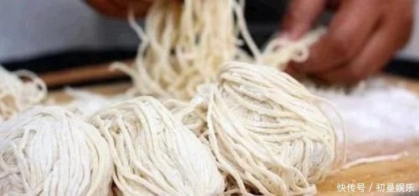 煮面条时,别直接开水下锅,面店师傅教你正确做法,爽滑又筋道