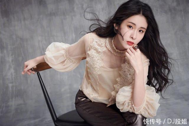 曾是那英组“四金花”,因吴莫愁与张碧晨闹翻,今事业爱情双丰收