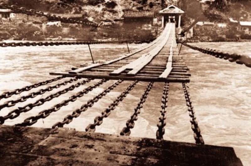 木板|飞夺泸定桥,敌军为何只拆掉木板而不弄断铁链,幸存老兵揭开真相