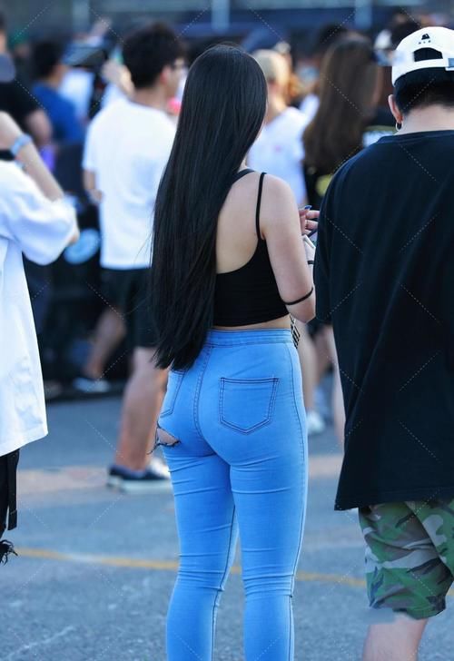 干练是搭配出来的，黑色背心配浅色牛仔裤，经典时髦