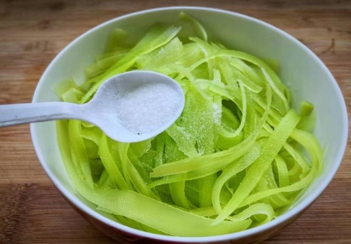 块钱|做凉拌菜,首选这个菜,比黄瓜脆,比萝卜甜,一斤才要2块钱