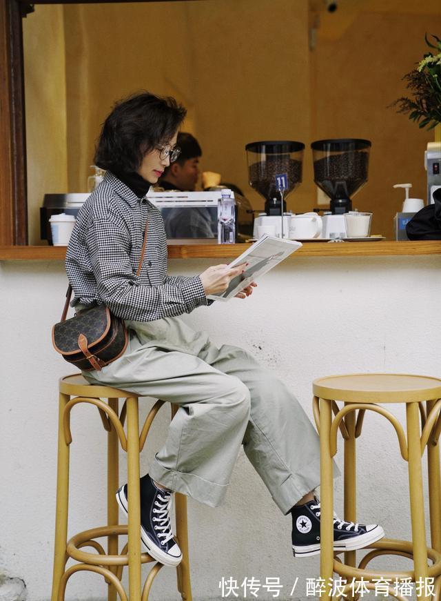 三木 女人过了50岁尽量不要穿T恤配阔腿裤,学三木妈妈这样穿,真优雅