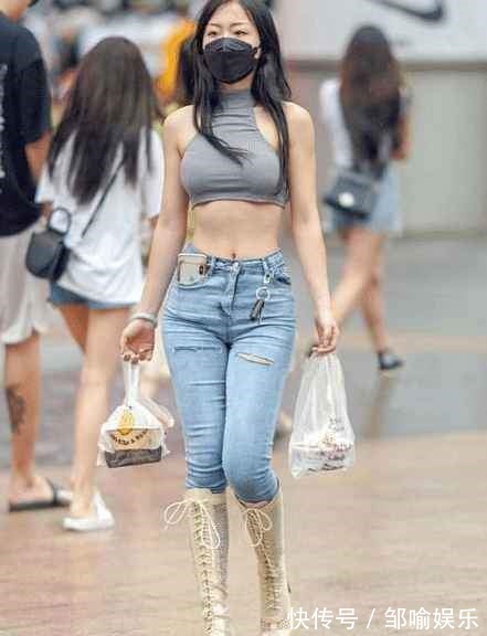 灵感 长发模特选择挂脖上衣搭配牛仔裤,显身材曲线,完美秀出女人味