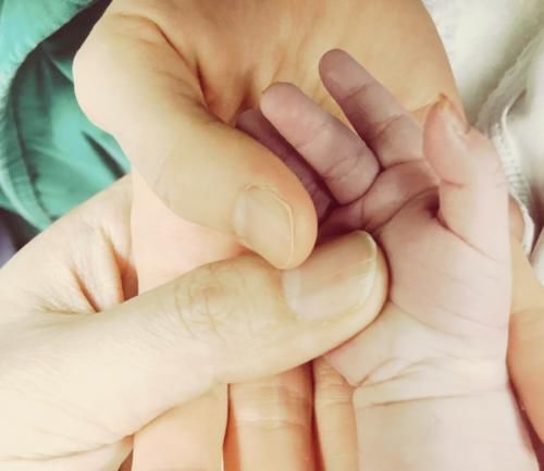 郎朗|郎朗一家6口为孩子庆百天,宝宝“大胖脸”像爸爸,吉娜抱着儿子又瘦又美