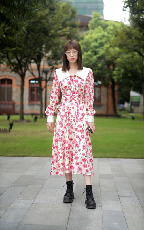 裙子下面别配小白鞋，现流行“马丁靴＋裙子”，又美又飒，真时髦