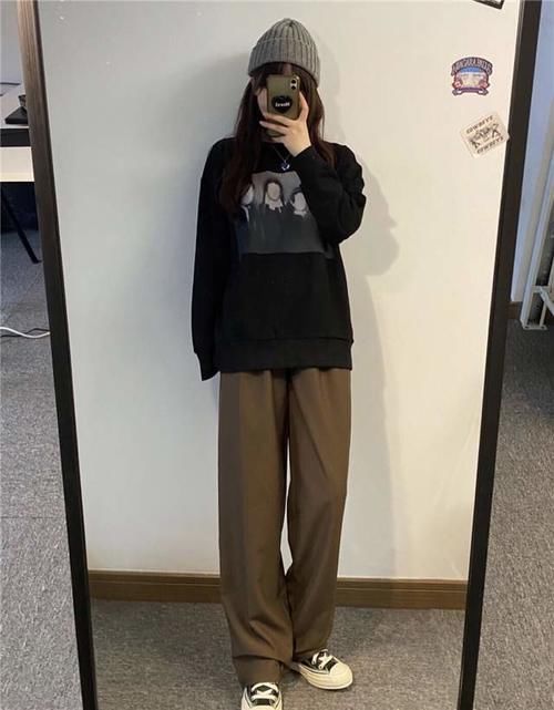 只会穿毛衣怎么能行！“卫衣”才是时尚王者，时髦精们都在这样穿