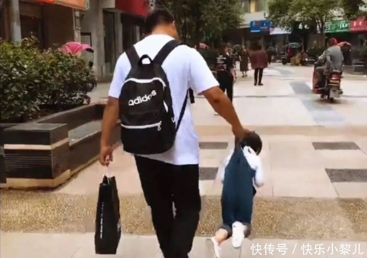疏忽大意|爸爸“两不误”带娃方式火了，边打篮球边带娃，一举两得