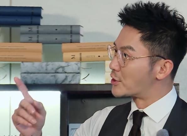 跑男的全员戴眼镜，蔡徐坤儒雅，黄旭熙阳光，唯独baby特别