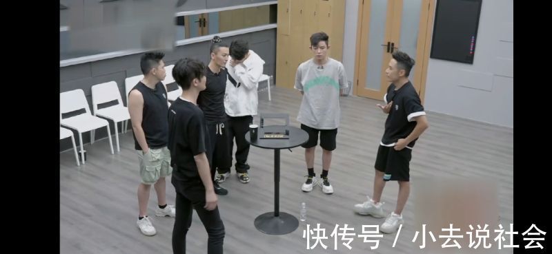 乘風破浪的姐姐|人氣最低敖犬不主動退出被罵到上高位熱搜微博評論區淪陷