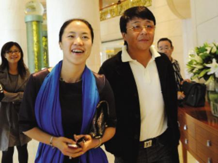 王楠|接地气！奥运冠军王楠当街啃“红薯”，老板认出：不收钱可劲吃吧