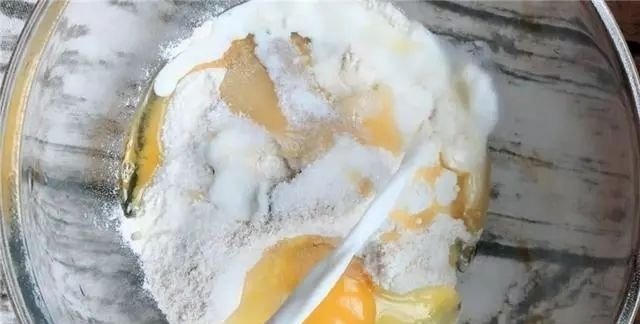 电饭锅做早餐面包的配方，比蒸馒头还香甜，学会可以做给家人吃！