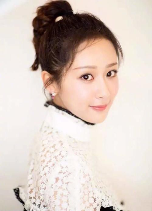 气质|冬天再懒也不要散着头发了,有静电!试试这几款扎发,气质又迷人