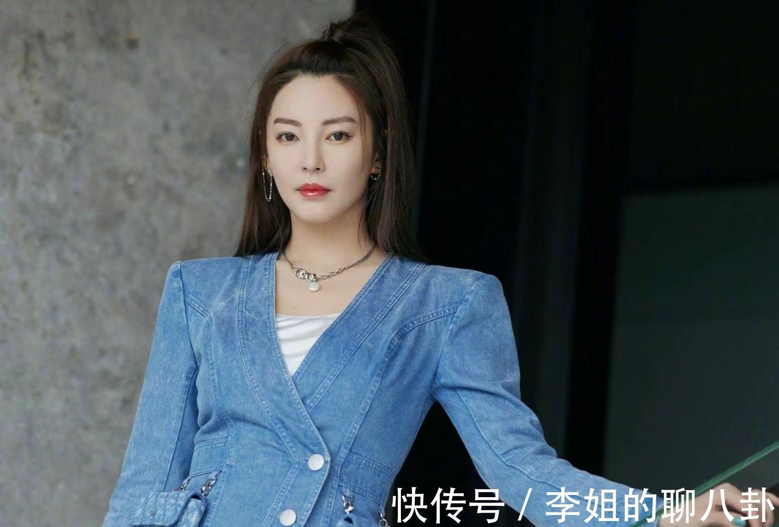 直发|普通女生脸上有3个特点,很适合微卷发,都不用去做发型了