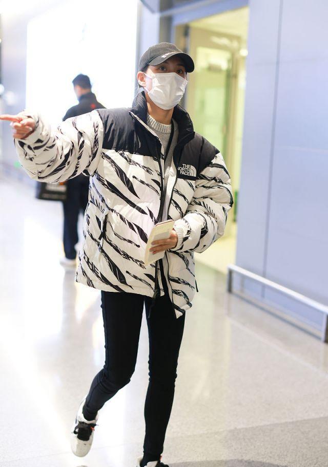 着一双漂亮|何超莲穿条纹羽绒服搭无痕裤, 一双筷子腿太迷人, 运动时尚又健美