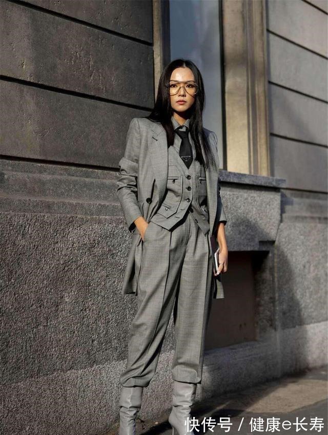 上衣 灰色裤子适合搭什么颜色上衣推荐这4种，气质优雅又高级！