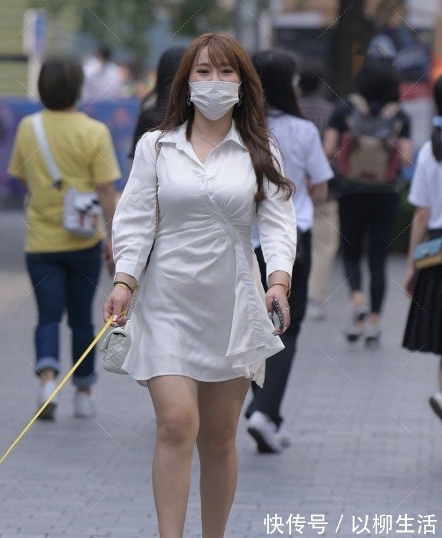 连衣裙 纯白色衬衫微胖美女轻松穿搭,金手环和金链包遛个狗还这么奢侈