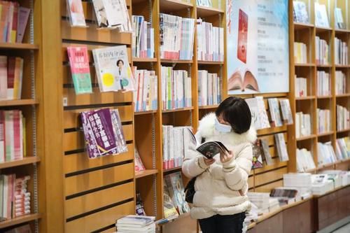 中年|这个春节假期，有些青年在上海书城席地而坐，在书香中度过……