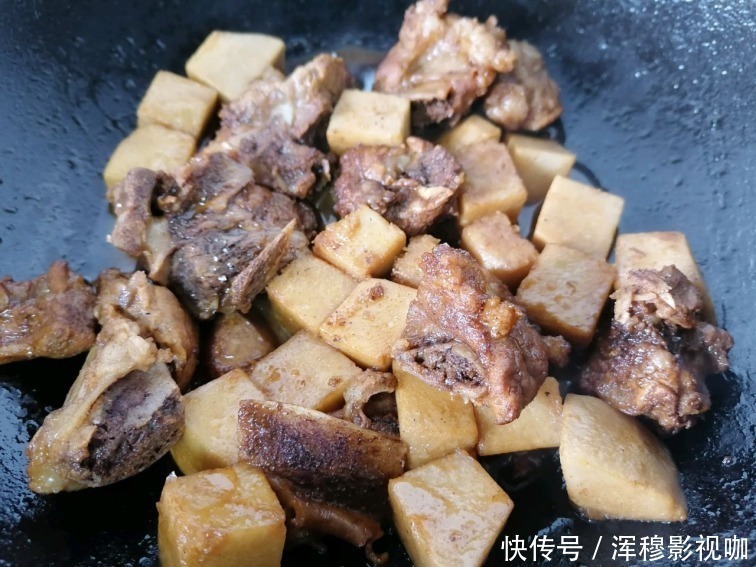 味道|炖排骨别总放土豆,它才是“绝配”,味道鲜美又补水,秋季别错过