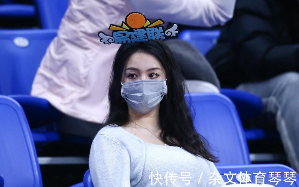啦啦队|美丽的女球迷,亮相CBA赛场!她们戴着口罩,却更显得活力四射