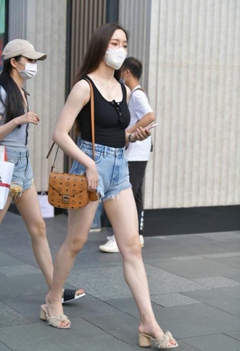 美的 年轻女生就是会穿,露脐衫配牛仔裤,轻松穿出小蛮腰,靓丽又清爽