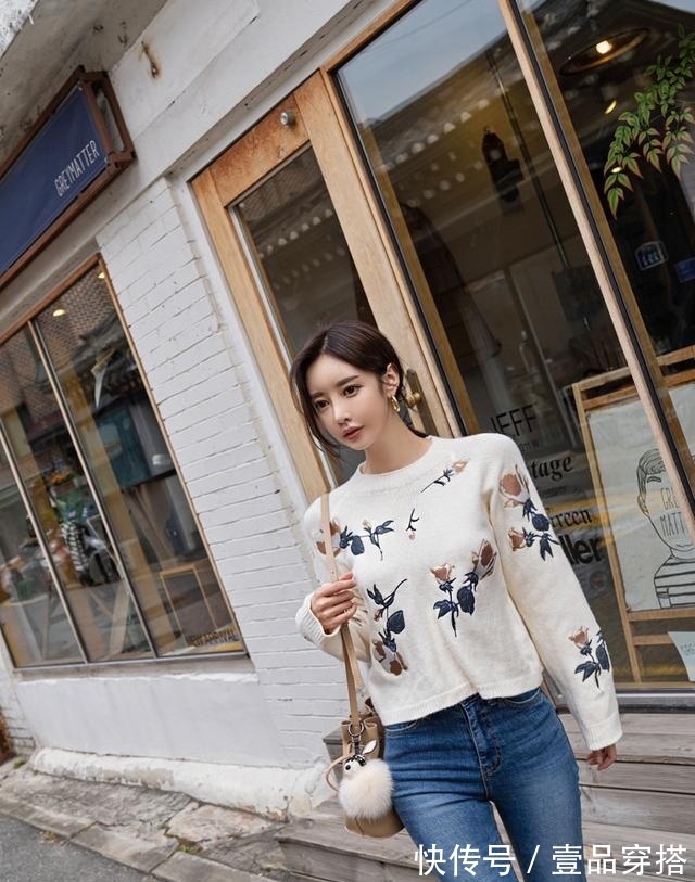 秋叶|女神孙允珠高清时尚搭配:秋冬针织秋叶图案修身白色圆领毛衣