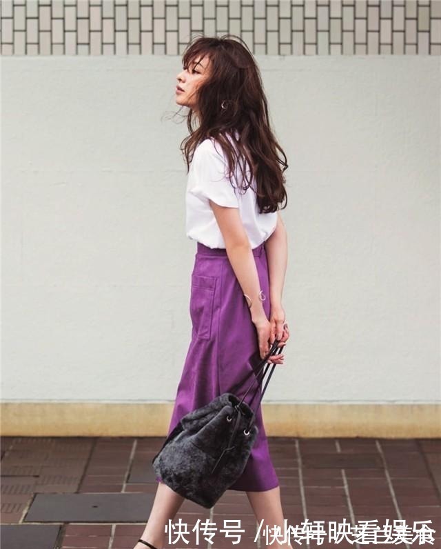 t恤 今夏请这样穿：“白T恤+过膝裙”，优雅减龄，每套都透着高级感