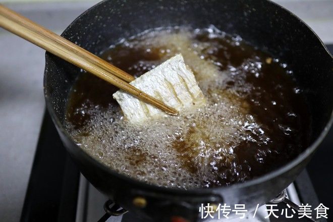 喉咙|鱼刺卡在喉咙里，喝醋不管用，教你1招，鱼刺自己顺下去，快学会