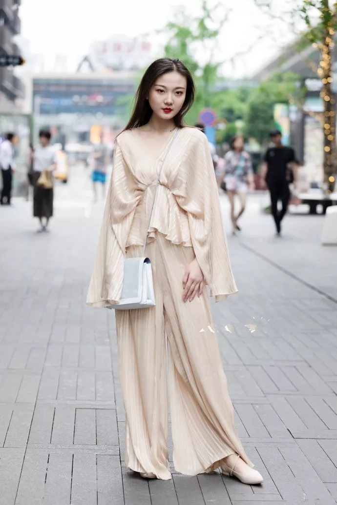 高跟鞋|街拍:女性搭配高跟鞋,能够轻松地提升自己的整体时尚感