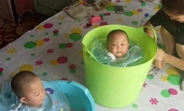 爷爷奶奶|爷爷给双胞胎孙子洗澡,宝妈回家看见宝宝的样子,直接笑喷了